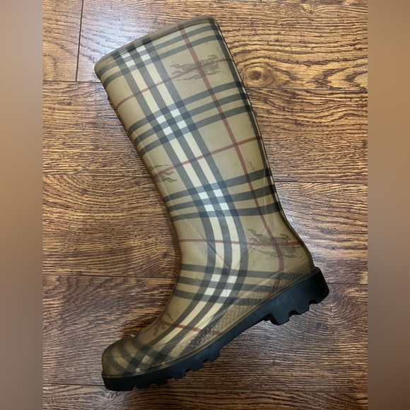 COPY - Burberry Rain Boot. - Picture 3 of 6